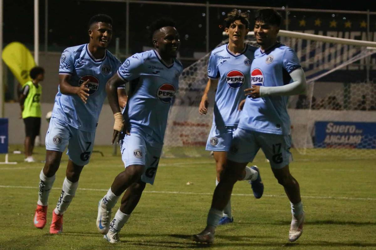 Fotos: Futbolista terminó jugando vendado, tristeza en el Génesis y las bellezas en el estadio
