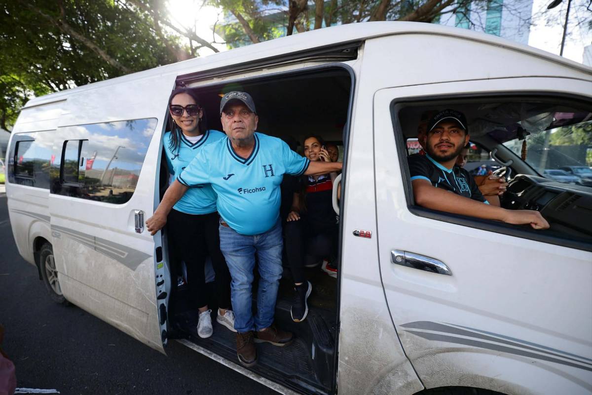 Linda chica y el pollo son la sensación: Ambiente previo al Costa Rica vs Honduras