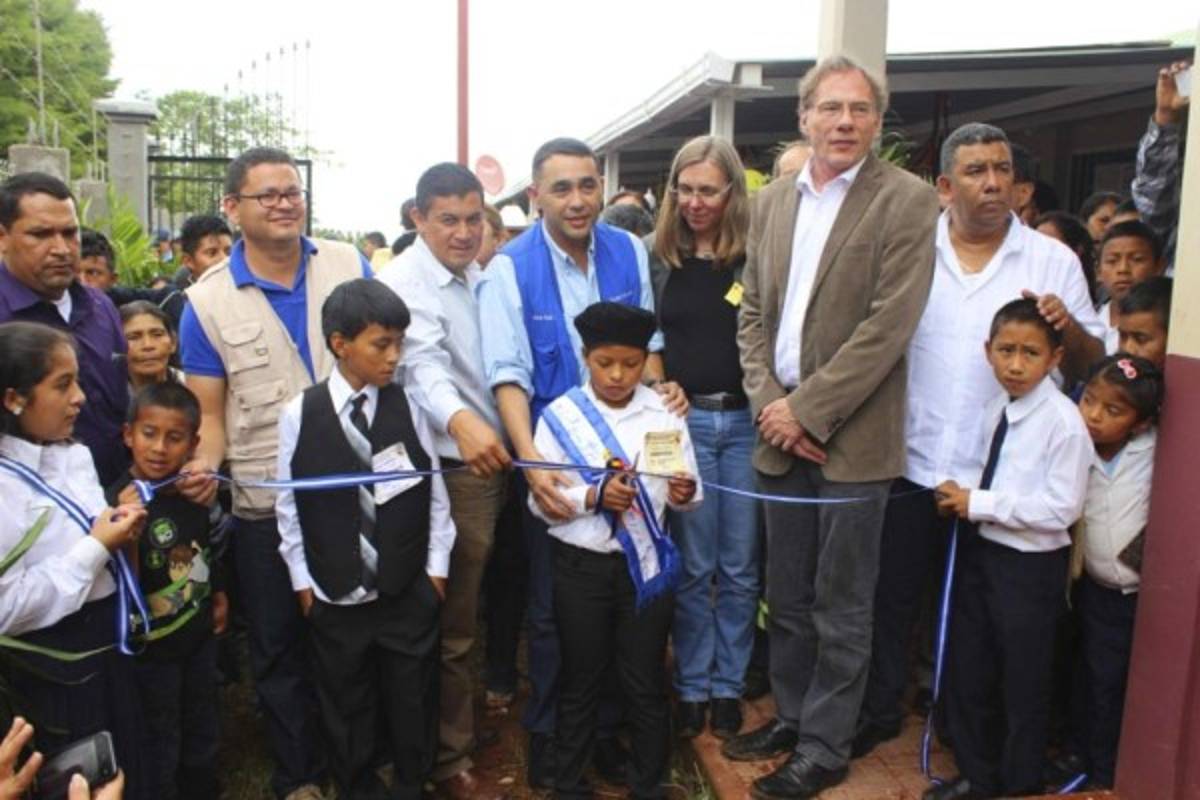 Construyen modernas escuelas