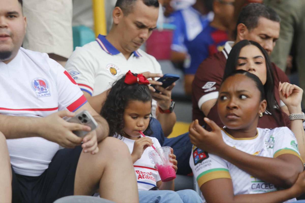 Hermosas chicas, leones y tiburones: gran ambiente para Platense vs Olimpia