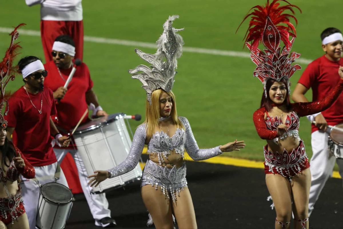 Periodista sorprende y beso a la copa: Ambiente previo al partido entre Honduras y Nicaragua