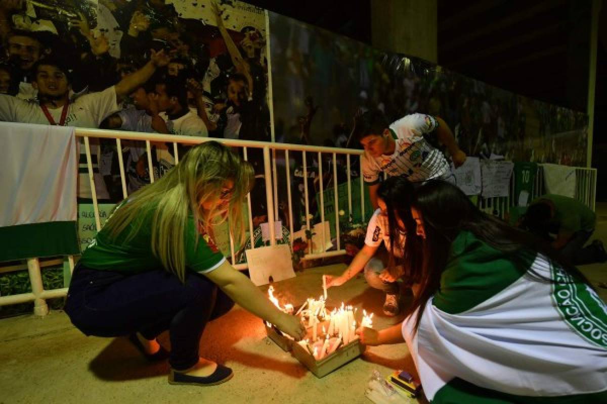 Una voz de aliento: velas y flores para el Chapecoense en Colombia