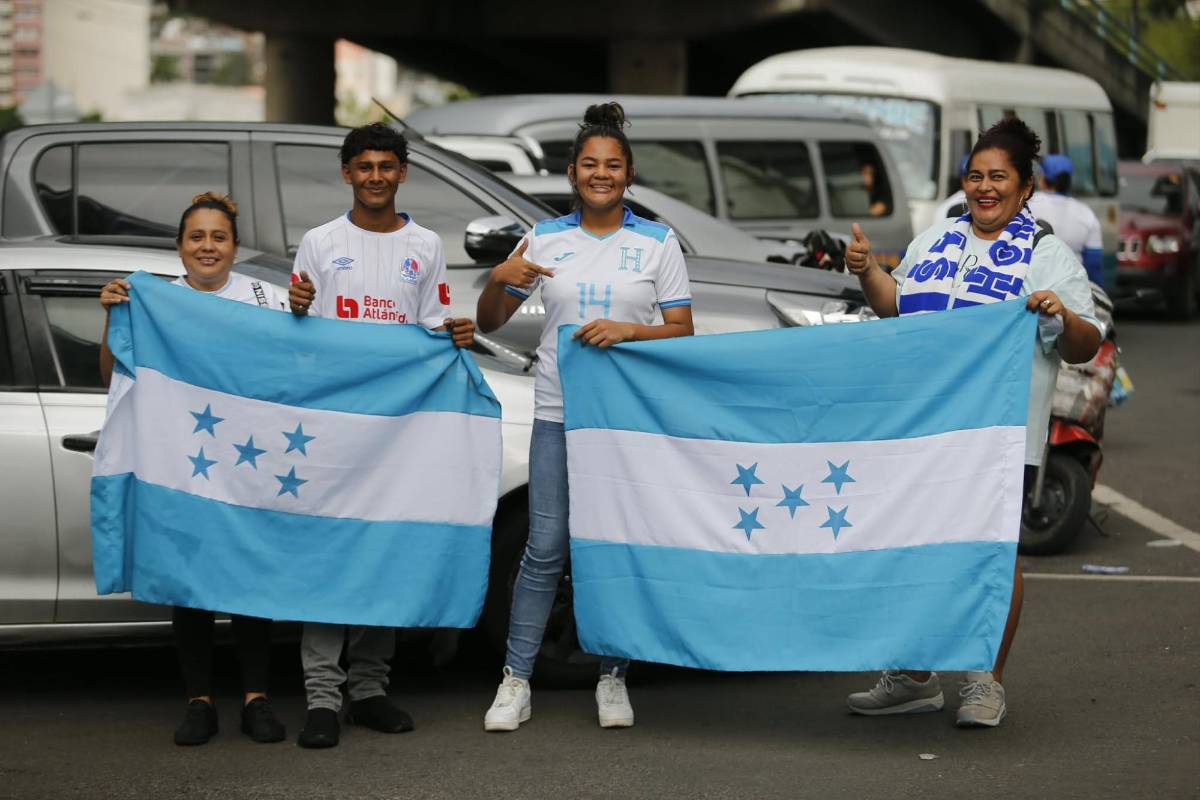 Periodista sorprende y beso a la copa: Ambiente previo al partido entre Honduras y Nicaragua