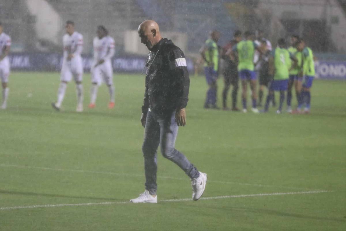 En fotos: Así luce la cancha del estadio Nacional Chelato Uclés por fuerte lluvia en Tegucigalpa