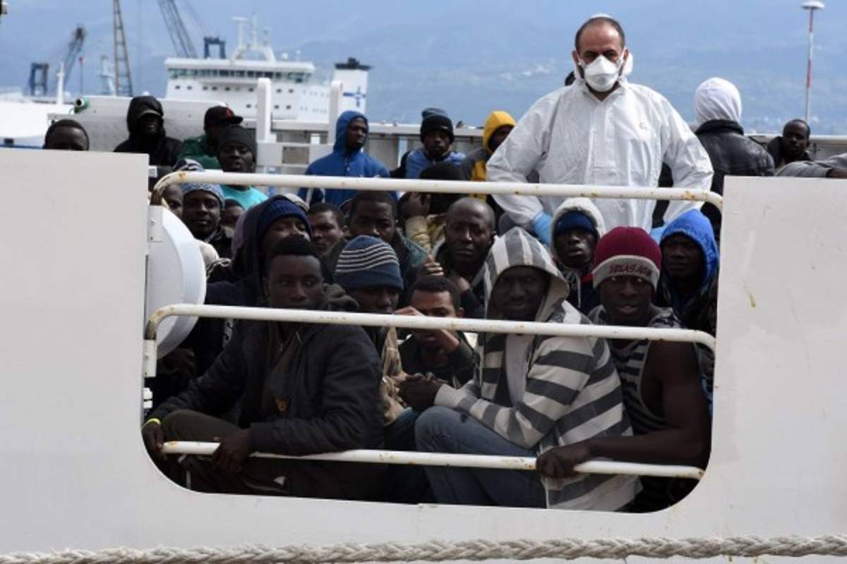 Cuatro migrantes muertos y 187 rescatados en aguas libias tras incendio en embarcación