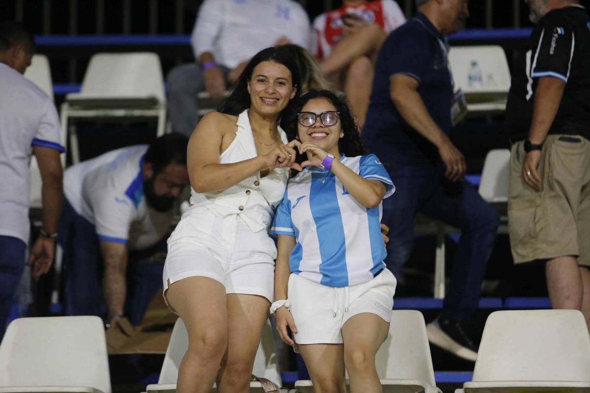 Bellas hondureñas en Curazao, políticos sorprenden en partido eliminatoria ante Haití