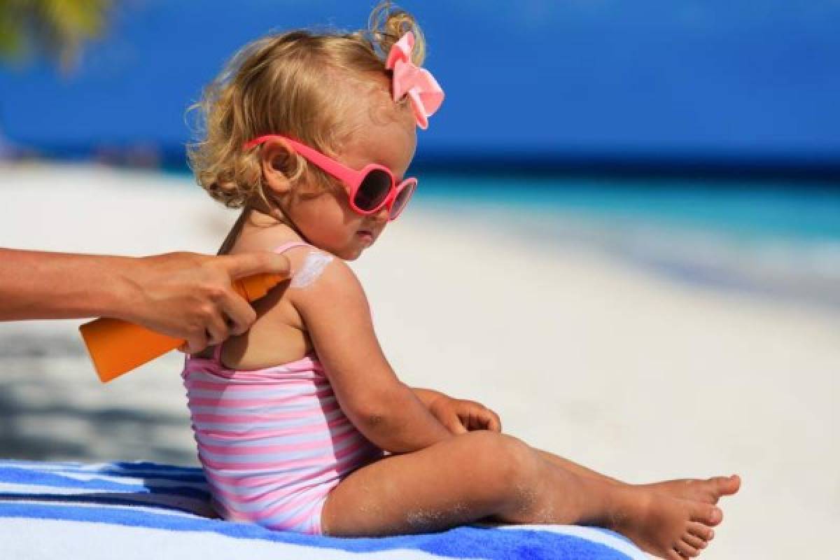 Los menores suelen ser más vulnerables a los riesgos ambientales que los adultos. Cuando estén al aire libre, hay que protegerlos de la exposición a los rayos UV.