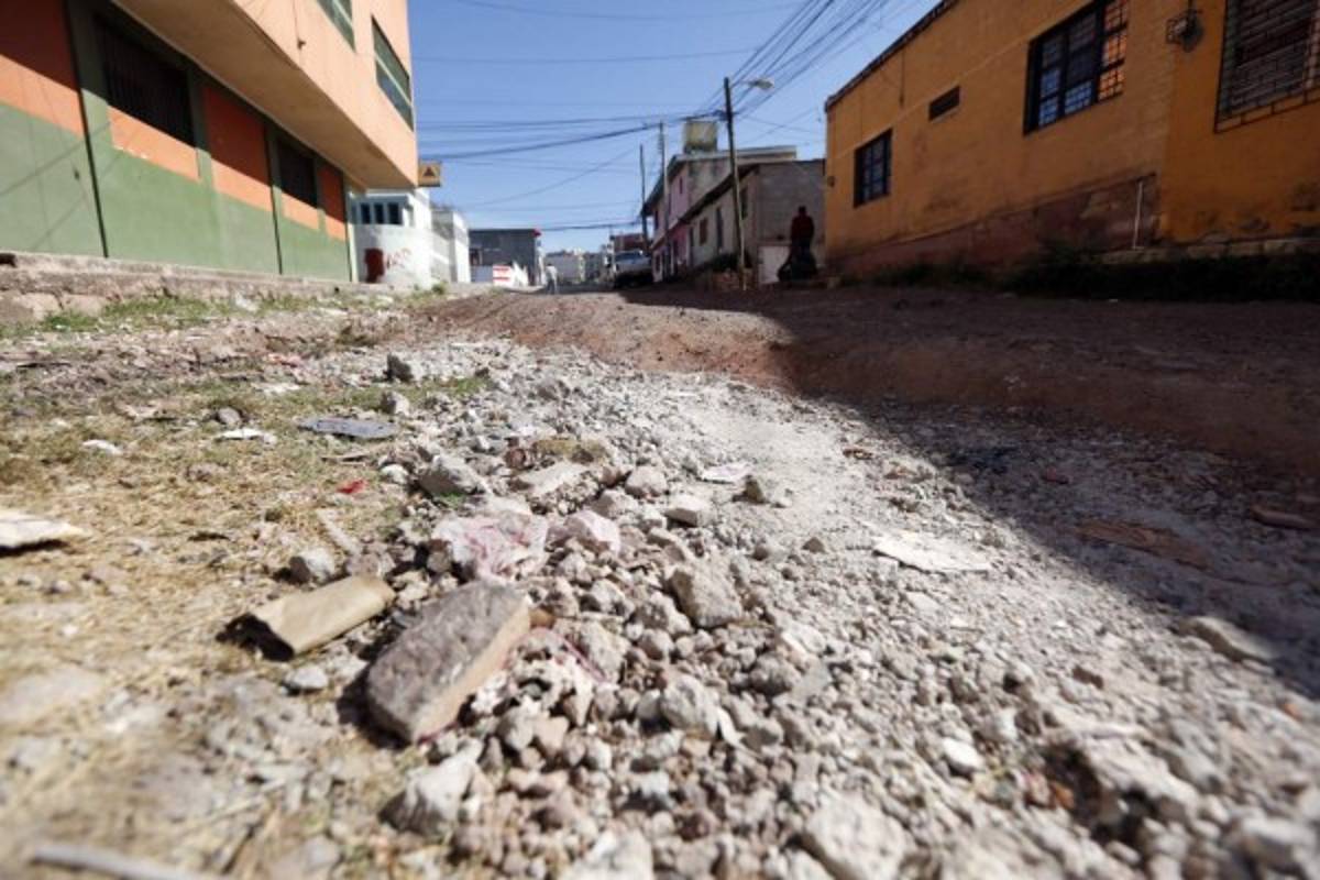Pobladores siguen a la espera de que les pavimenten calles y avenidas