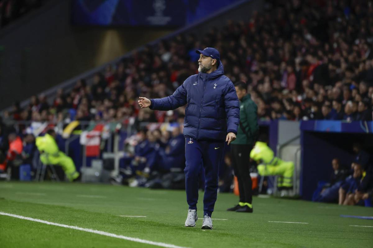 Comete errores en partido de Champions League y el técnico lo saca al siguiente minuto