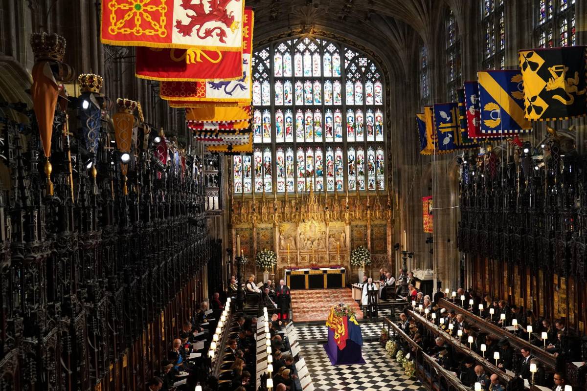 La última vez que se vio el féretro de la reina Isabel en público fue durante una ceremonia celebrada frente a 800 personas en la capilla de San Jorge.