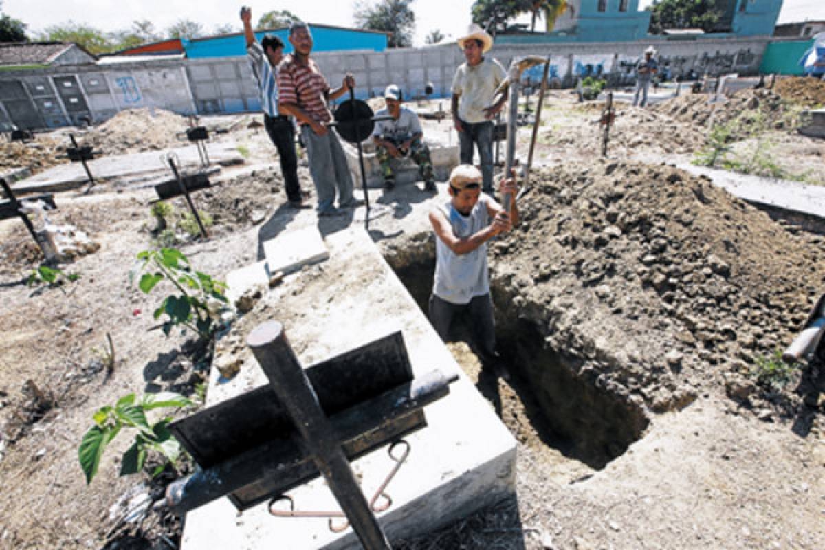 La familia Méndez Martínez espera cinco cadáveres