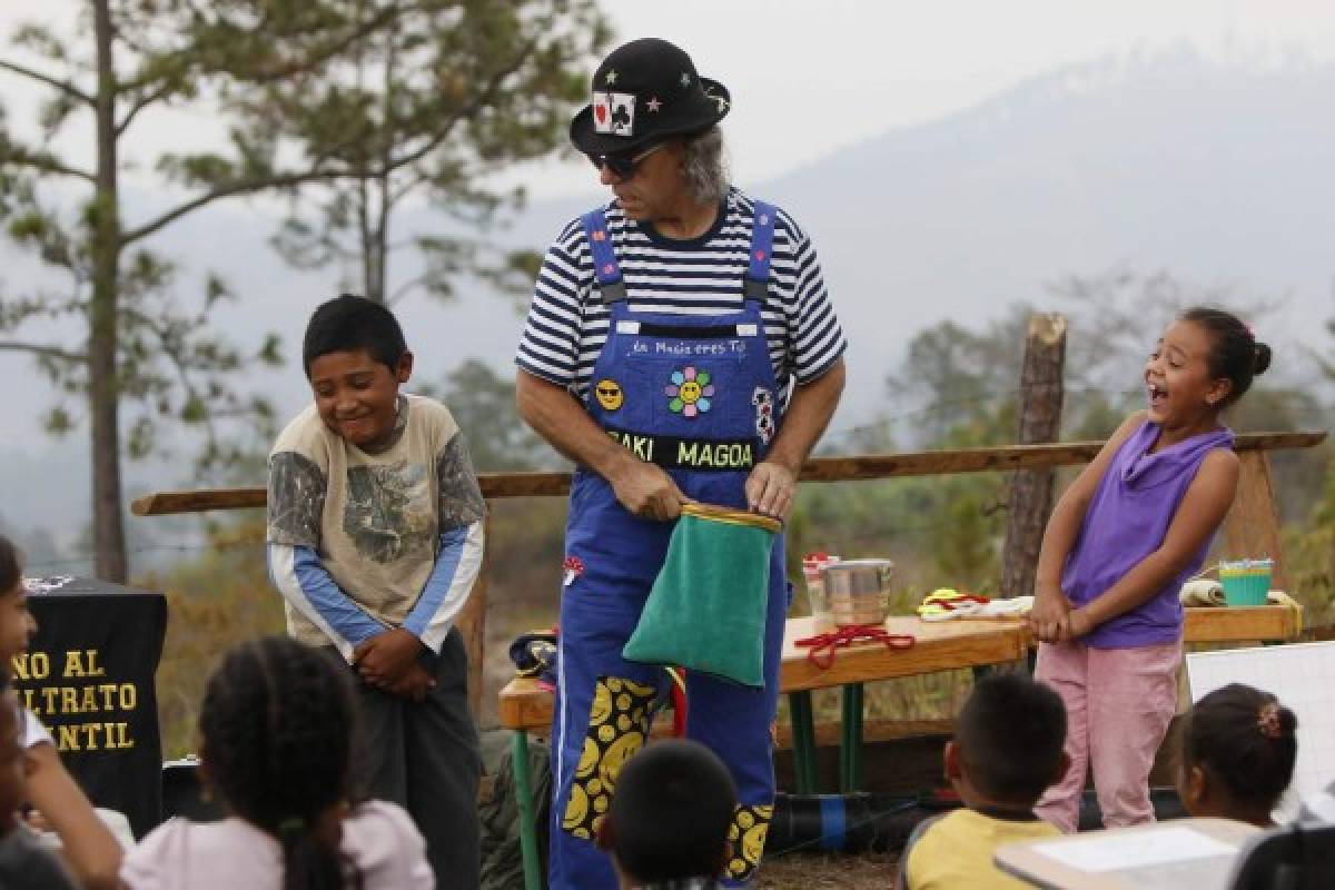 Una donación de libros y show de magia llegan a niños de El Zurzular