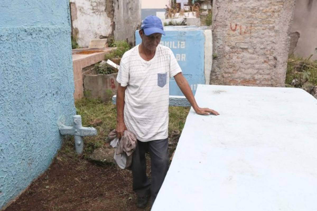 Don Andrés siempre visita el lugar para no olvidar a sus familiares. Foto: Marvin Salgado/EL HERALDO