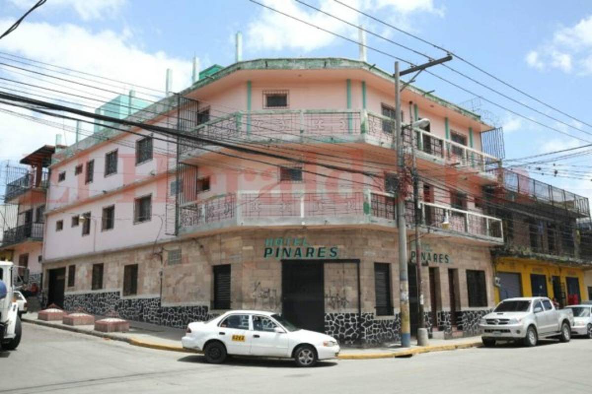 Cierran el legendario Hotel Pinares del barrio Villa Adela por extorsión