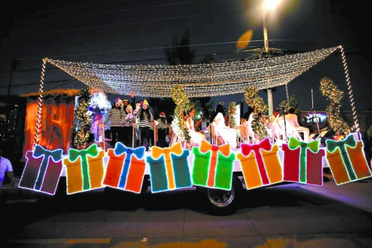 Carrozas y miles de luces en inicio de fiestas navideñas en la capital de Honduras