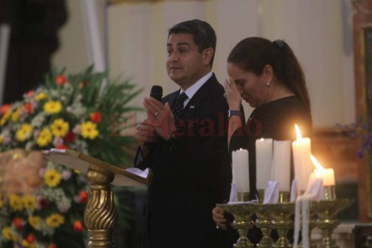 La Primera Dama no pudo contener las lágrimas en la Basílica Menor de Suyapa. Foto Johny Magallanes