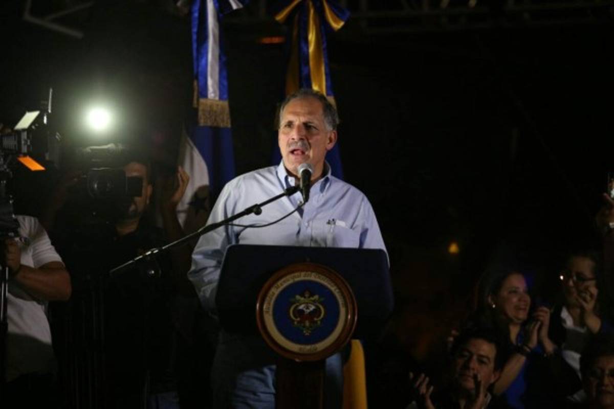 Nasry 'Tito' Asfura muestra su lado más romántico