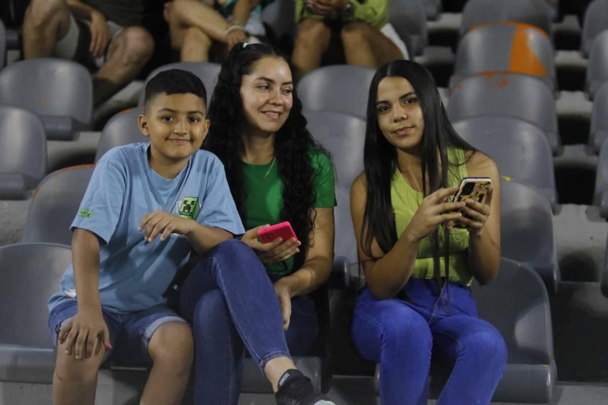 ¡Bellezas! El estadio Morazán se llena de muchas chicas lindas en el clásico de las 'emes' ¡Bellezas! El estadio Morazán se llena de muchas chicas lindas en el clásico de las 'emes'
