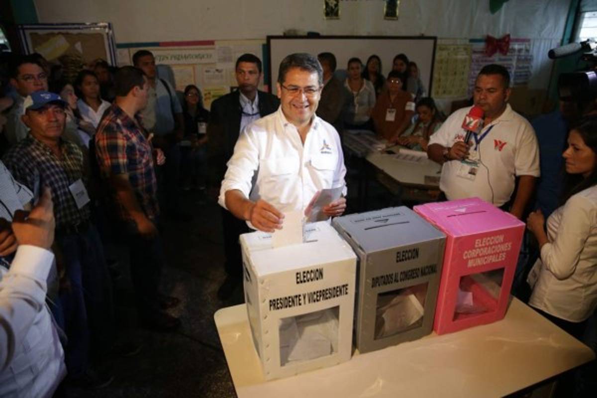 El presidente Juan Orlando Hernández ejerció el sufragio en Gracias, Lempira