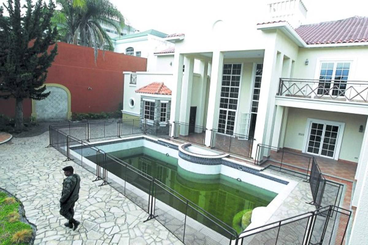 Buscan bienes de Zelaya en España y en Centroamérica