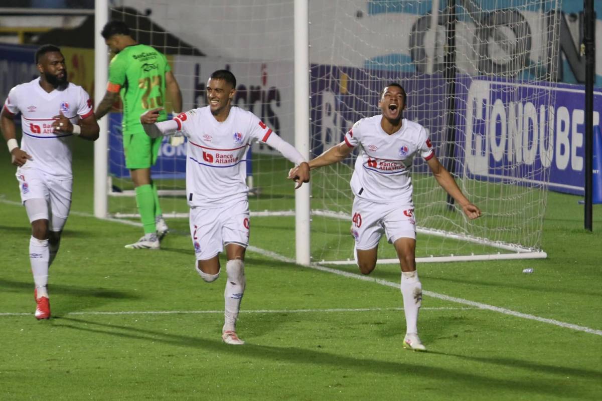 Polémica en Olimpia vs Marathón, jugadores fueron encarados por barras y lindas chicas