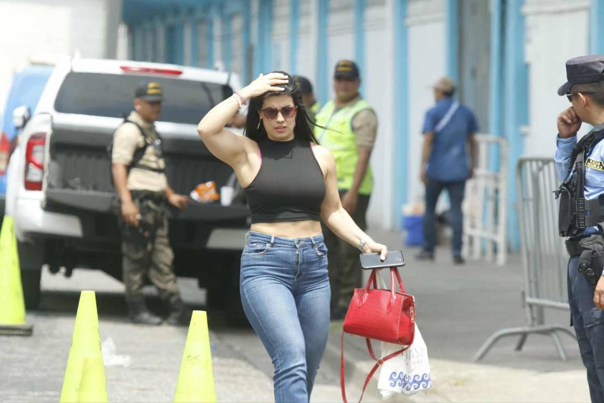 Honduras vs Costa Rica: Las lindas chicas que engalanan la previa del partido en el Morazán