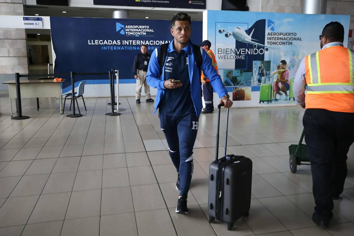 Selección de Honduras llega al país: directivos y jugadores con caras largas