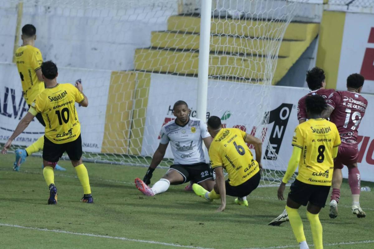 Periodista enamora, argentino sorprende, pleito de aficionados y héroe de Real España ante Motagua