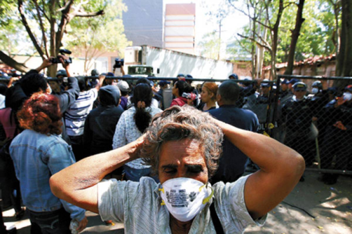 Trasladan cuerpos de víctimas en incendio de penal hondureño a la Academia de Policía