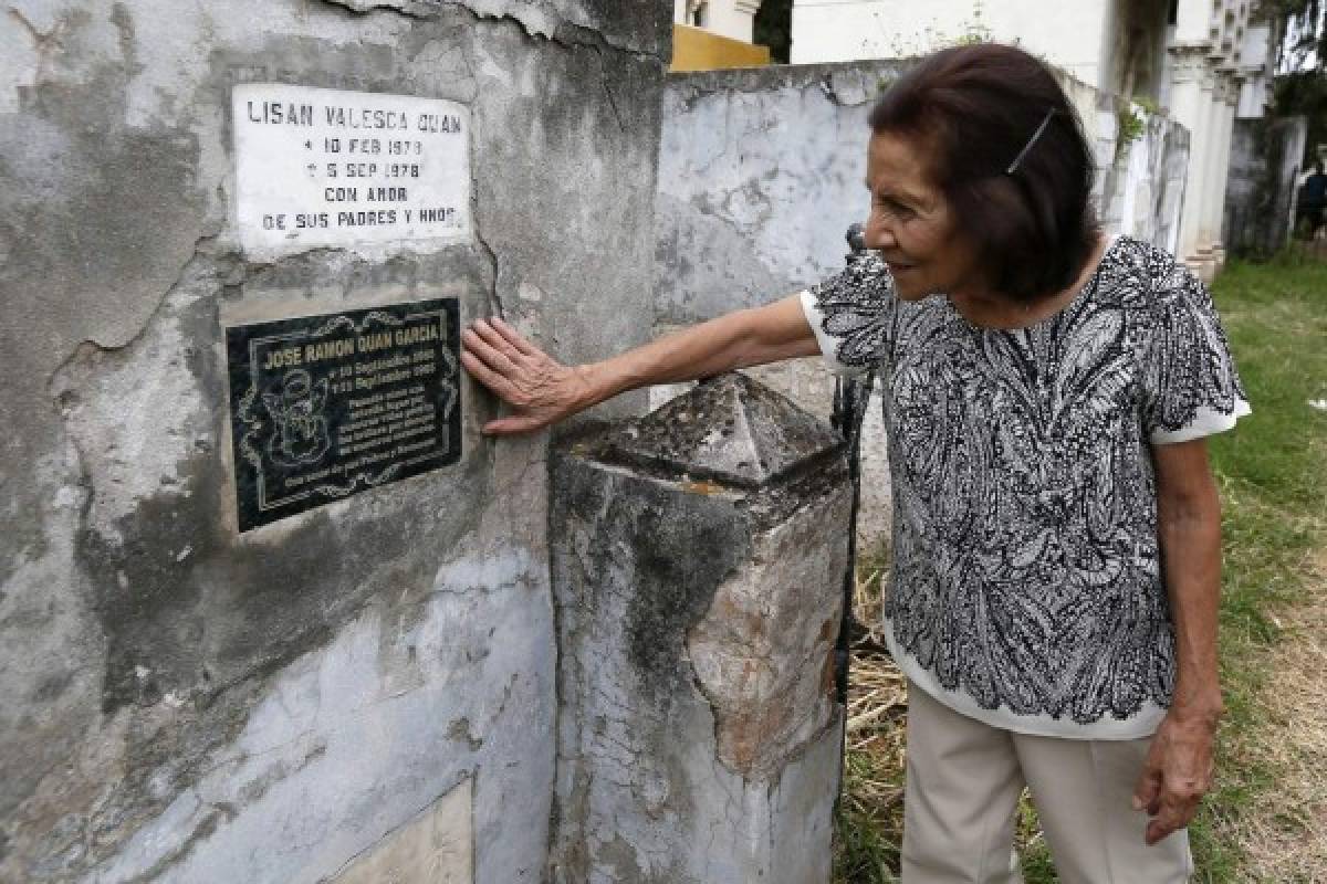 Escoltada por su hijo Javier, Viviana visitó al ángel que perdió en 1965. Foto: Marvin Salgado/EL HERALDO