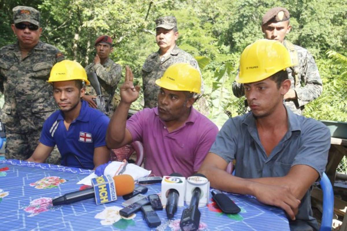 Ni malos olores ni cansancio vencen a mineros hondureños rescatistas