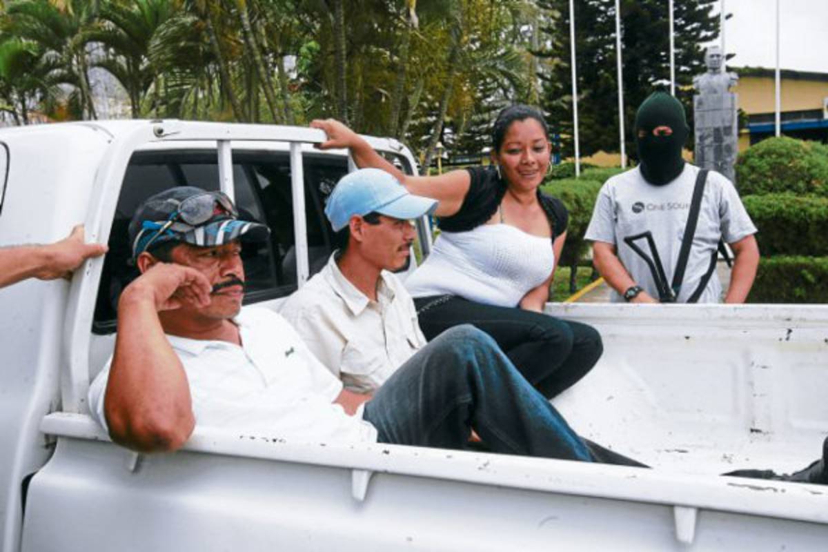 Vinculan a taxista con banda de extorsiones