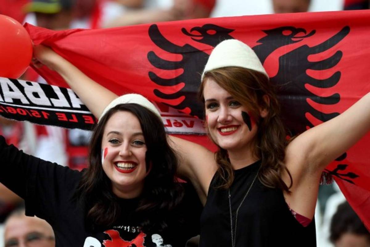 Sensualidad y belleza cautivan en la Eurocopa