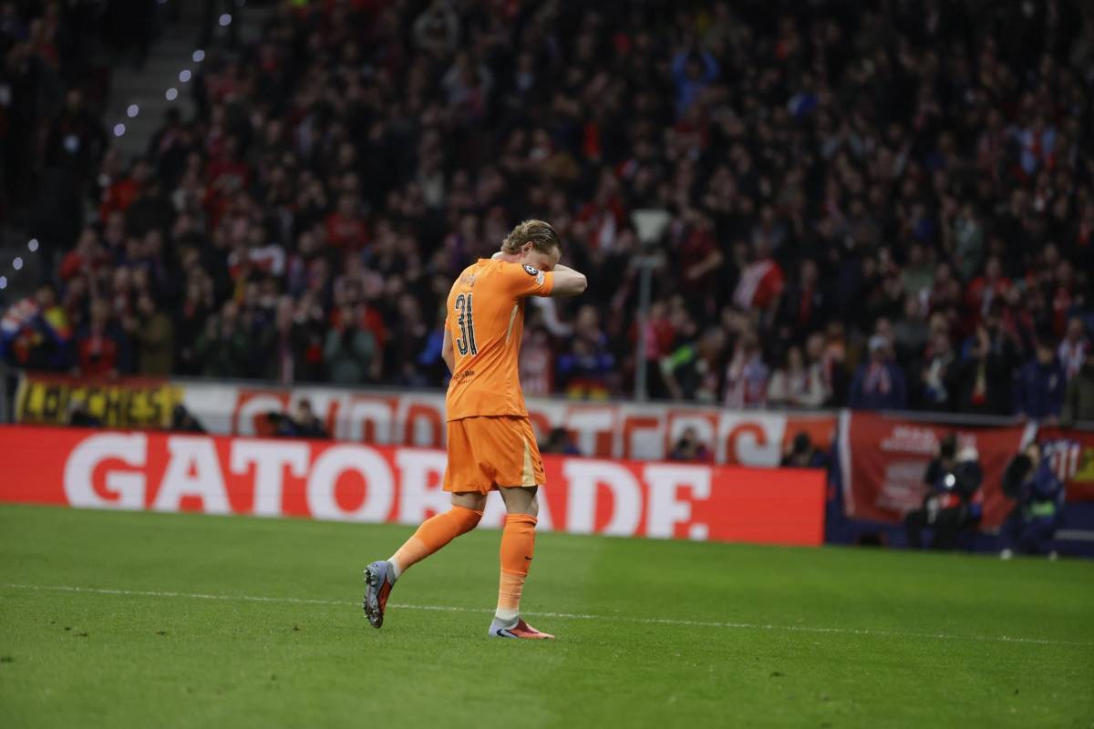 Comete errores en partido de Champions League y el técnico lo saca al siguiente minuto