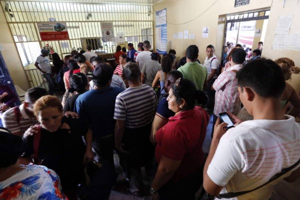 Viajeros abarrotan las terminales en un anticipado éxodo navideño