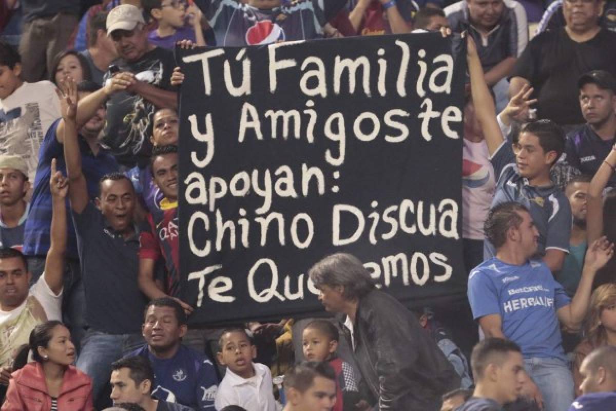 Honduras': El estadio Nacional se pintó de azul profundo...