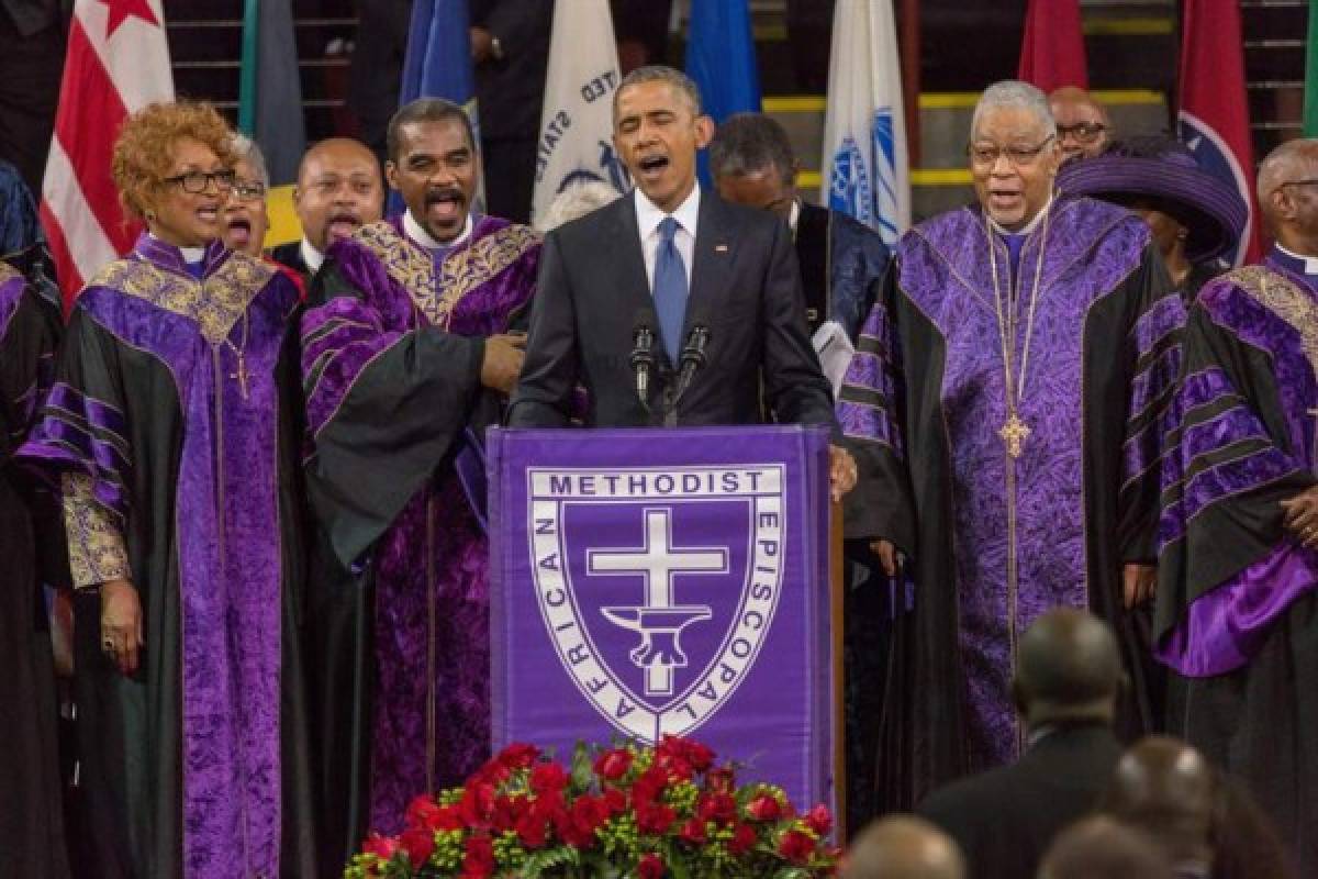 En uno de sus más recordados discursos, Obama se refirió a la interminable lucha contra el racismo hasta que comenzó a cantar el himno 'Amazing Grace' (Foto: Nuestro País / El Heraldo Honduras/ Noticias de Honduras)