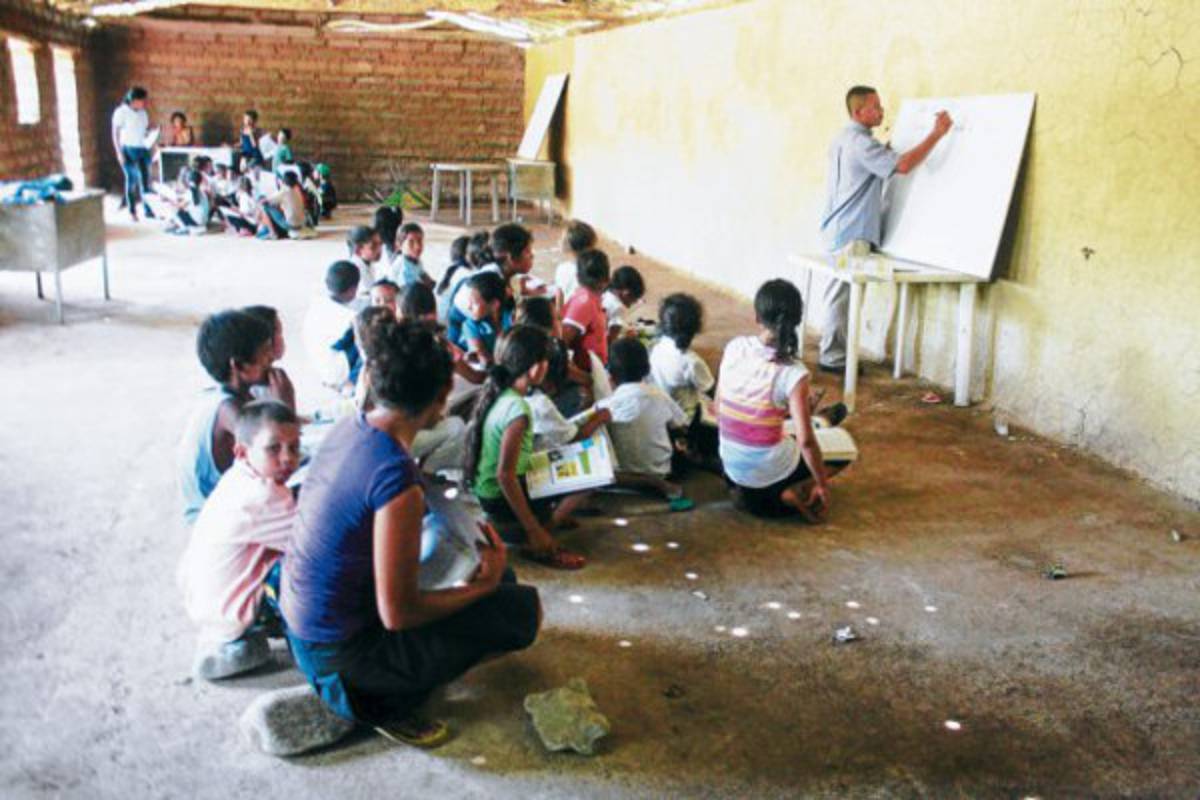 Una piedra por pupitre utilizan niños de escuela Colonias Unidas en El Triunfo, Choluteca
