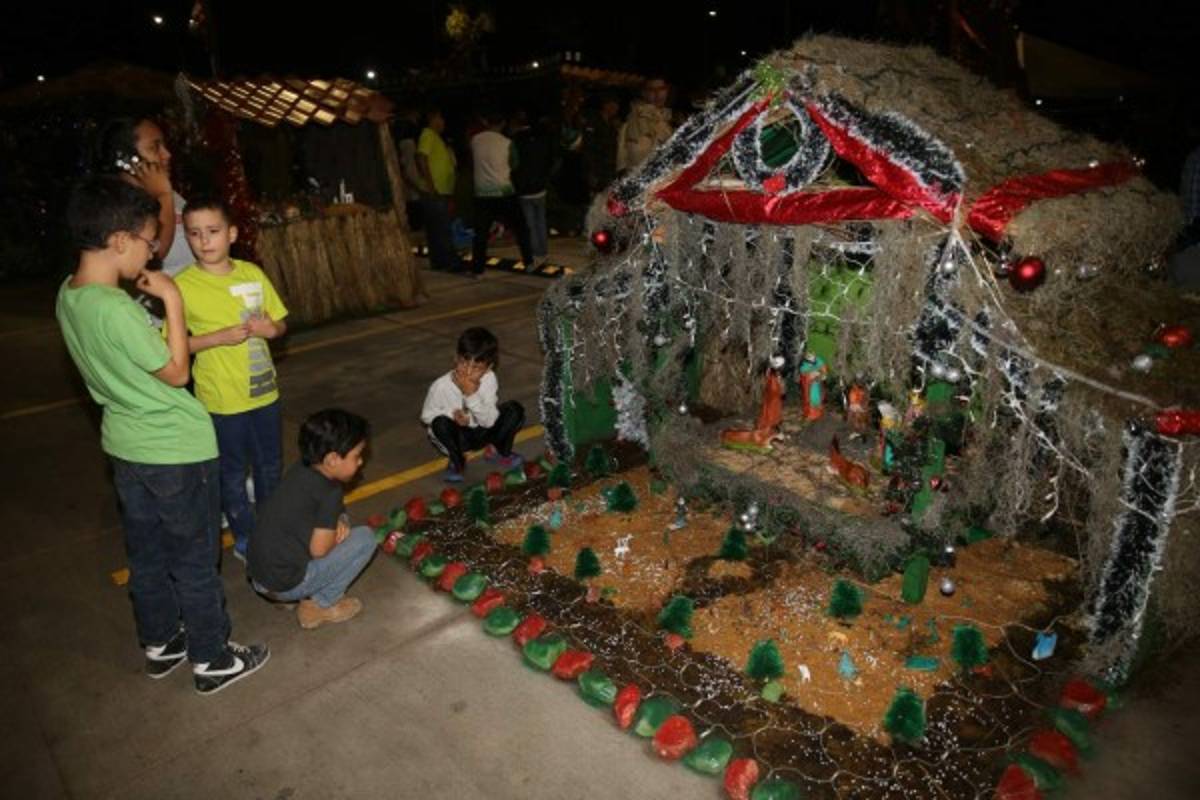 Concurrido festejo navideño en el Campo de Parada Marte