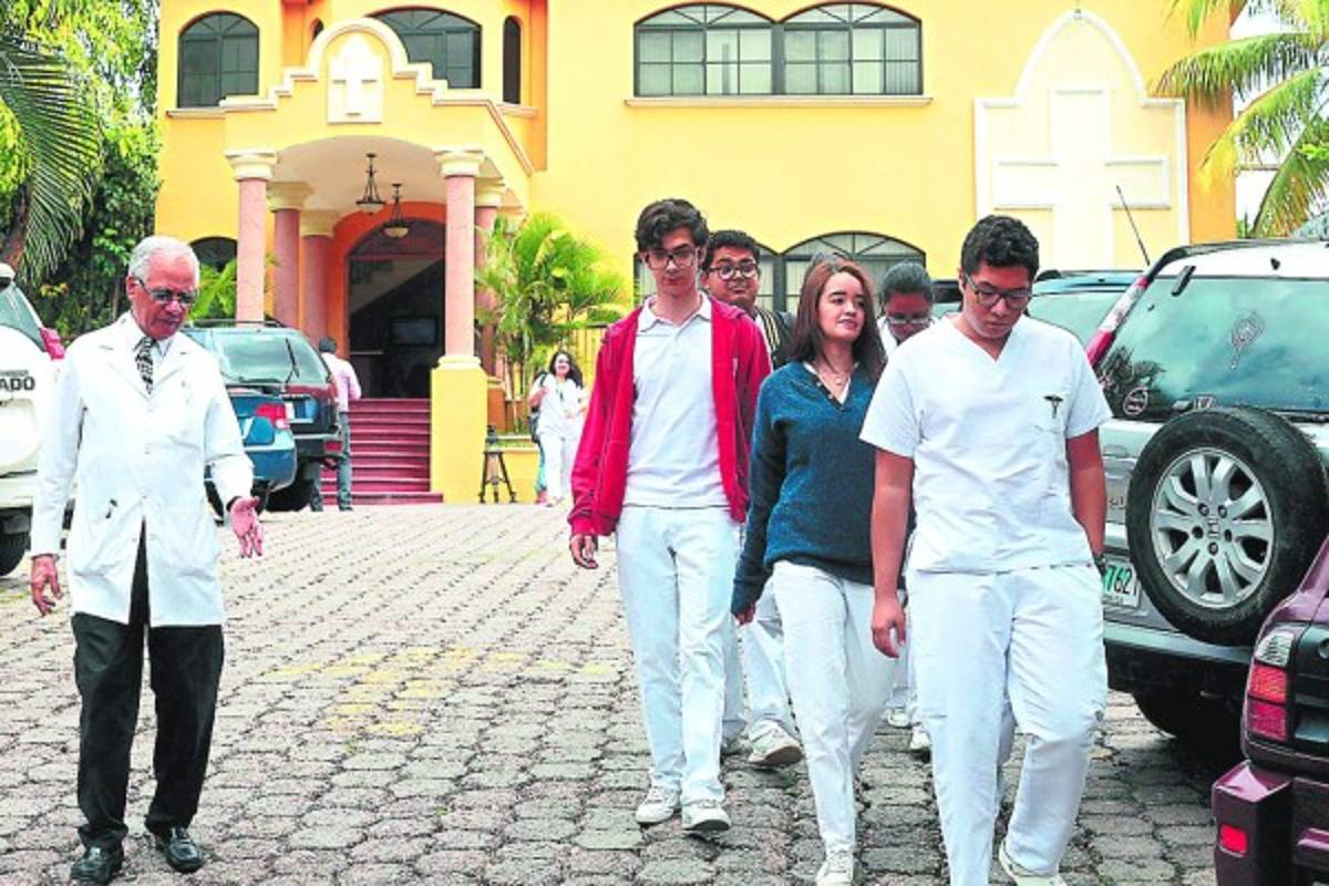 Estudiantes de medicina se hicieron presentes a la sala donde velaron los cuerpos.