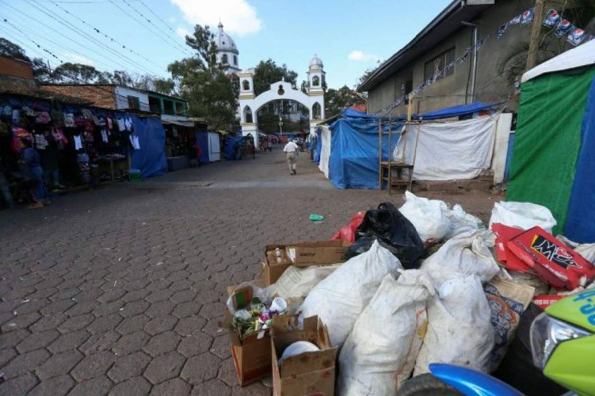 Ambiente de tranquilidad se vive en alrededores de Basílica de Suyapa