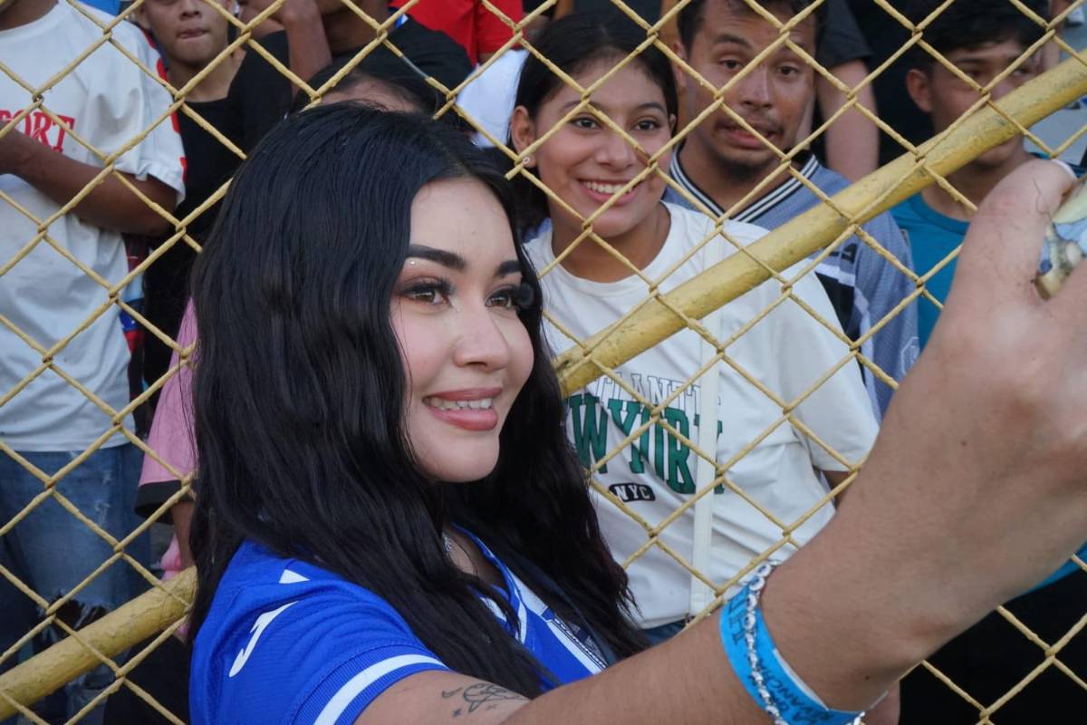 Las bellas chicas que robaron miradas en partido de tiktokers en el estadio Morazán