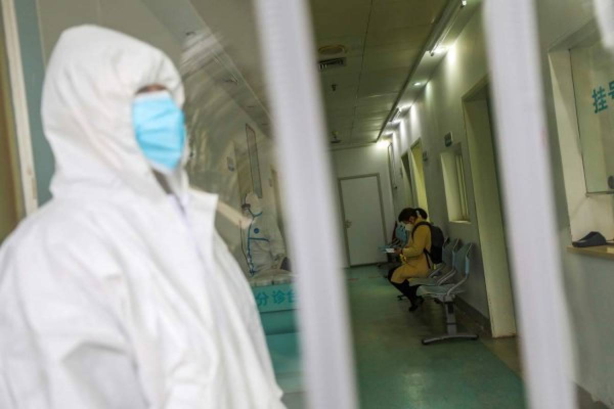 El balance del coronavirus en China sube a 106 muertos, casi 1,300 nuevos casos