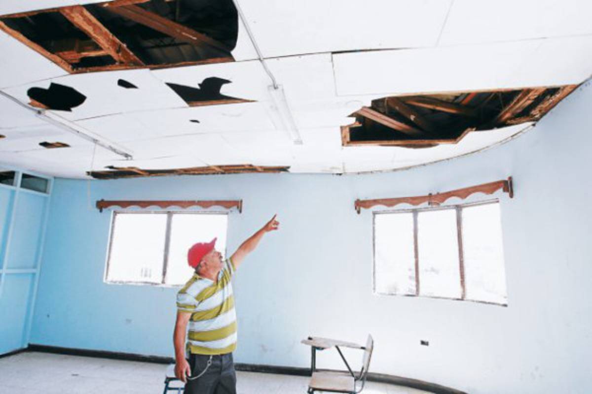 Calamidad se apodera de tres centros educativos