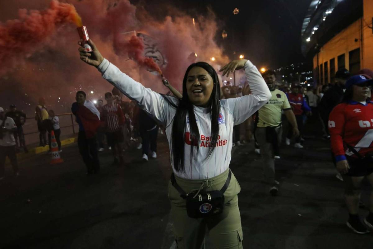 Enmascarado sorprende y lo que hizo linda chica: Llegada de la Ultra al Olimpia vs Cartaginés