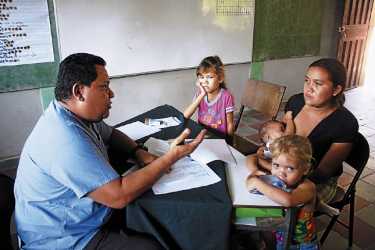 Militares realizan brigadas médicas en zonas sur y oriental de Honduras