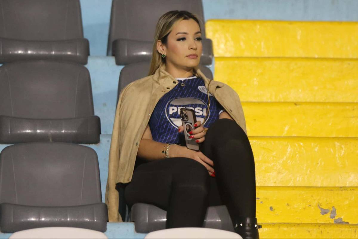 Periodista y pelirroja cautivaron: Las lindas chicas que llegaron al clásico Olimpia vs Motagua