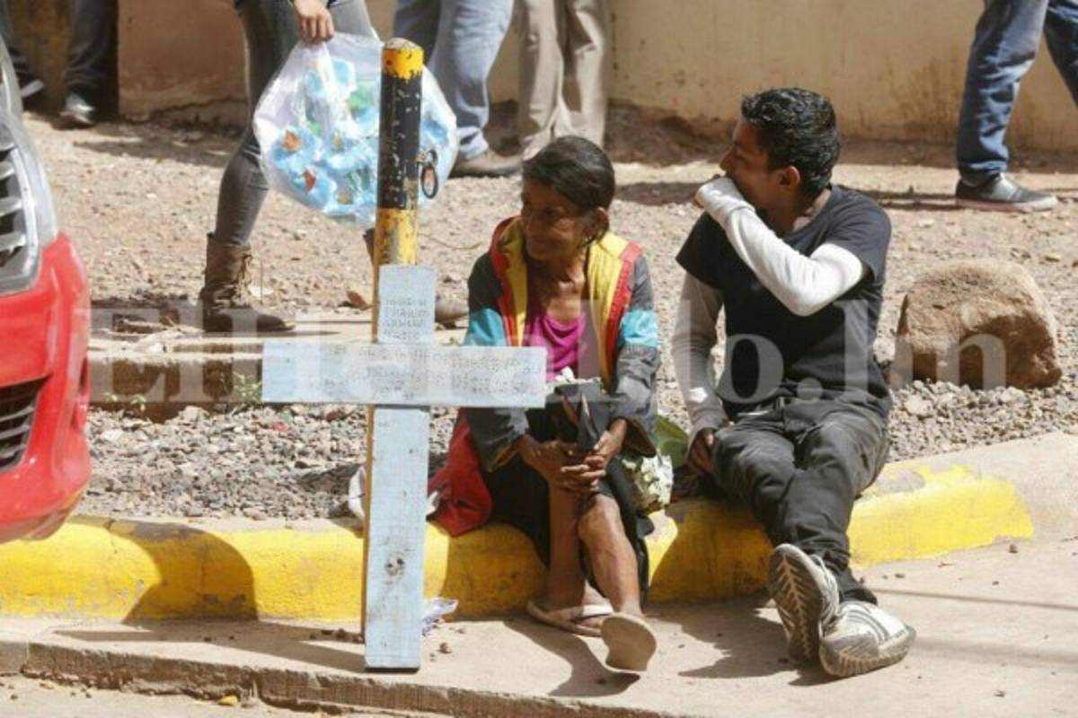 El dolor de una madre hondureña: Medicina Forense se llevó el cuerpo de su hijo en pleno velorio