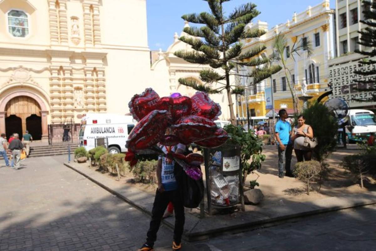 Ambiente festivo en el centro de Tegucigalpa con miras al Día de la Madre