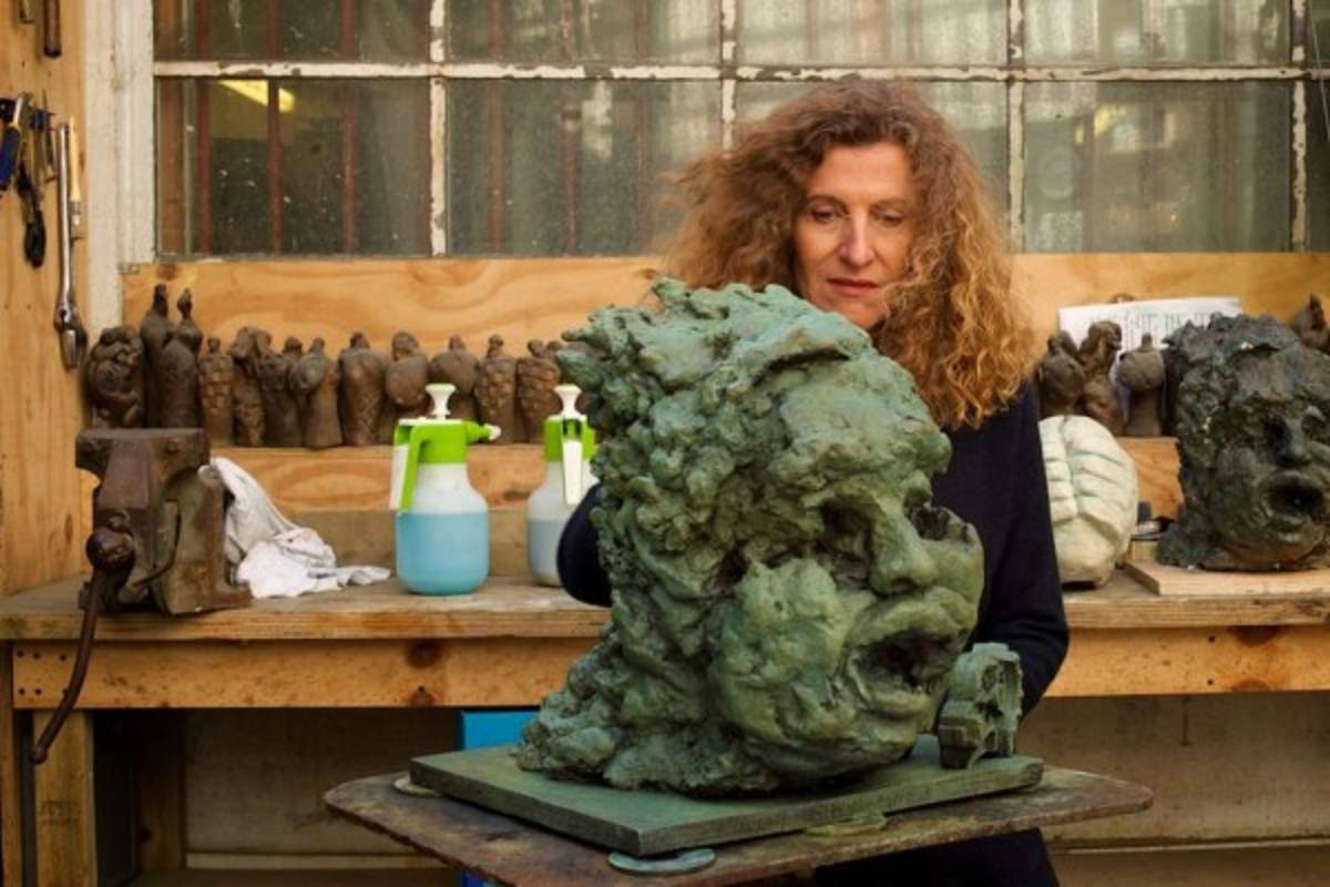 Nicole Farhi y su mano humana